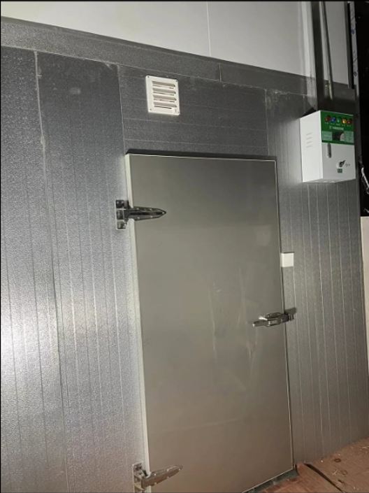 雪房門及溫度控制器