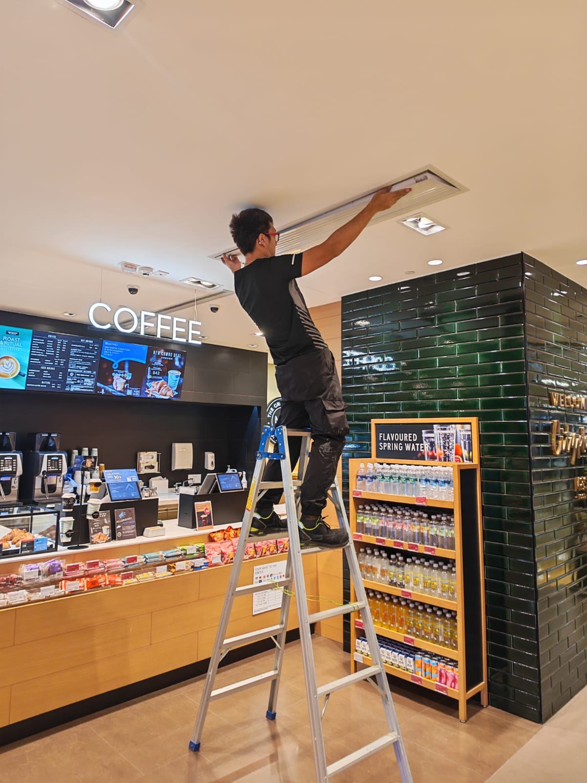 技師清洗店舖冷氣出風口